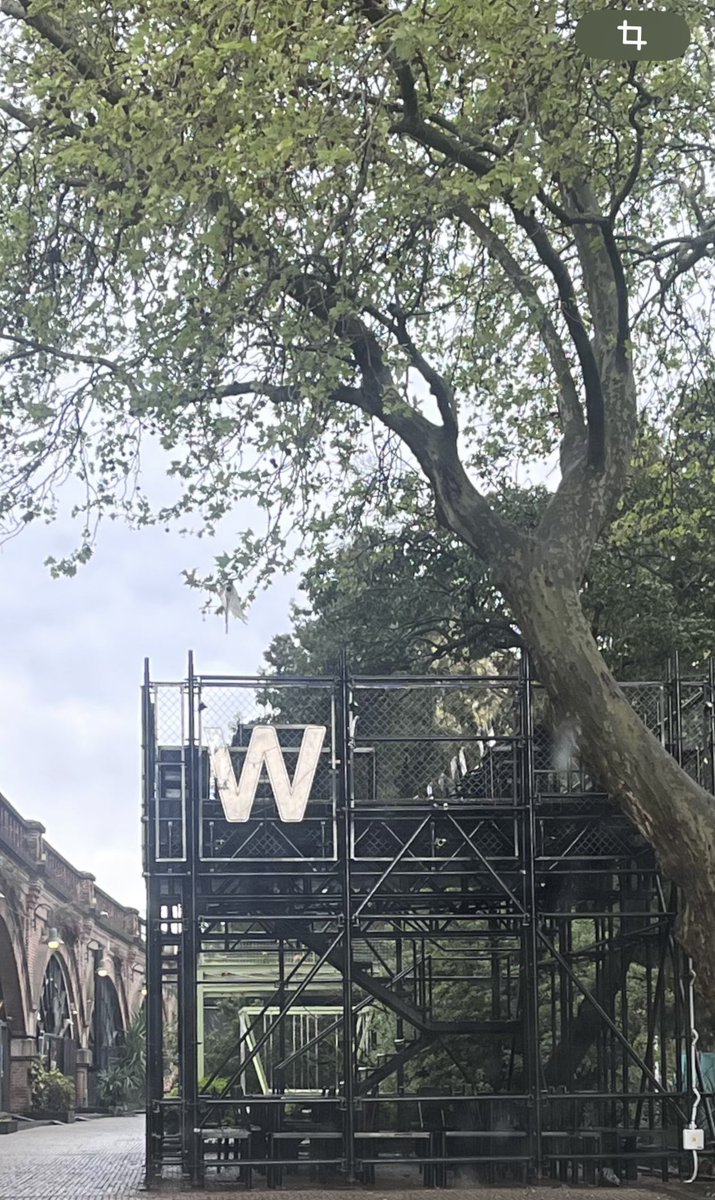 ciudadenorden25's tweet photo. En la plaza Guacurari y Artigas está construyendo una estructura de DOS PISOS para ubicar mesas y sillas. TODO esto es  ILEGAL. TODO ESTO ES EN COMPLICIDAD CON UDS. Si @jorgemacri no desaloja estas construcciones ilegales, que ocupan espacio público histórico protegido, está https://t.co/ZRfgI5ncFK
