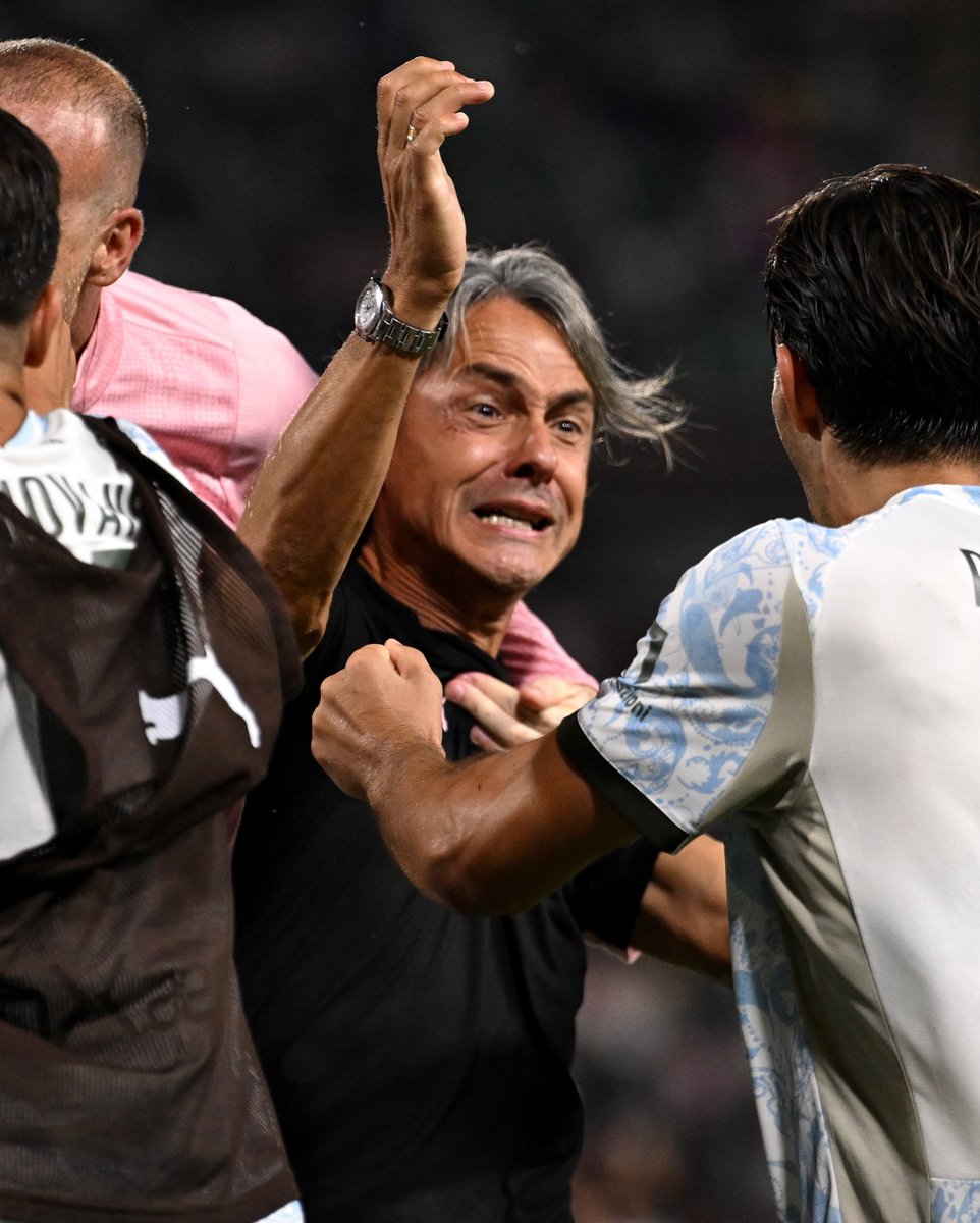 Palermofficial's tweet photo. “𝐂𝐢 𝐬𝐨𝐧𝐨 𝐝𝐮𝐞 𝐩𝐚𝐫𝐭𝐢𝐭𝐞: 𝐮𝐧𝐚 𝐟𝐢𝐧𝐨 𝐚𝐥 𝟔𝟎°. 𝐋’𝐚𝐥𝐭𝐫𝐚 𝐟𝐢𝐧𝐨 𝐚𝐥 𝟗𝟎°”. https://t.co/q5ycUaW6HQ