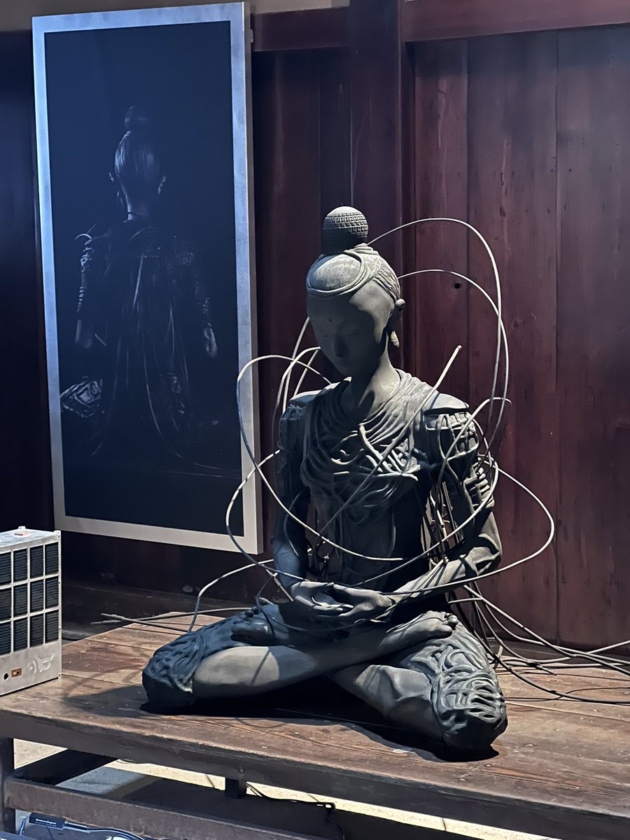 落合陽一さんのオブジェクト指向菩薩美しかった。宇宙法要に法螺師出仕し龍螺🐚🐉落合神主による神仏習合の神事も執り行われたそうよ。素敵です！
#落合陽一 #オブジェクト指向菩薩 #null2 

news.yahoo.co.jp/articles/548eb…