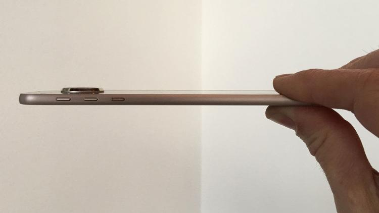 GabouYoutube's tweet photo. 5,2 mm. Why is no-one talking about how the Moto Z was THE thinnest phone? Used it for some time, it felt amazing
iPhone Air feels like the Apple-Moto Z bastard (5,6 mm is close enough) https://t.co/CrFilzy4bn