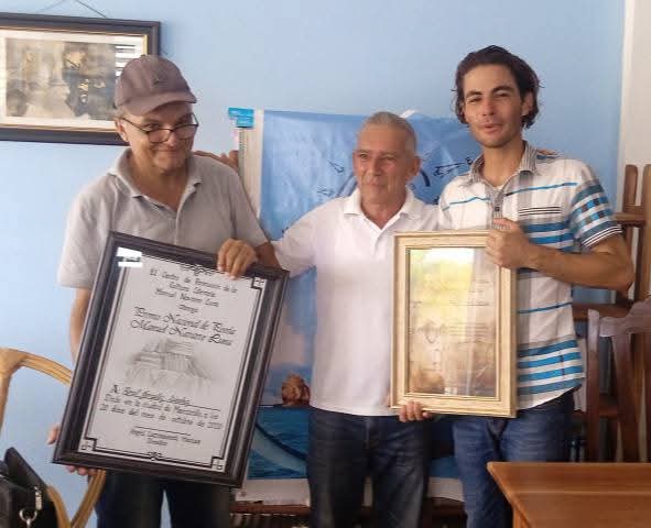 CNCTVGranma's tweet image. Ronel González Sánchez y Reynaldo Zaldivar, ganadores del premio Nacional de poesía "Manuel Navarro Luna" que participan en la 35 edición del festival Al Sur está la Poesía, fueron reconocidos durante una de las jornadas de este evento que se celebra cada año en #Pilón.