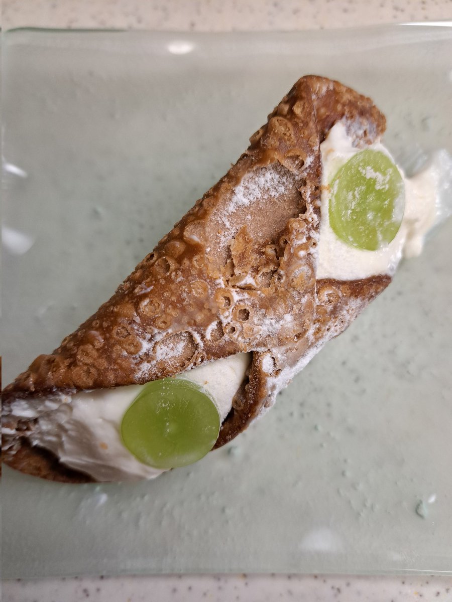 TanuP13278394's tweet image. 食べる機会がないので
値引きされていたカンノーロを持ち帰りで買っちゃいました🈹️✌
生クリームとシャインマスカット
美味しい😋
中村区のカフェで一度食べた時以来のカンノーロでした😆

#ラ·ジョストラ
#カンノーロ