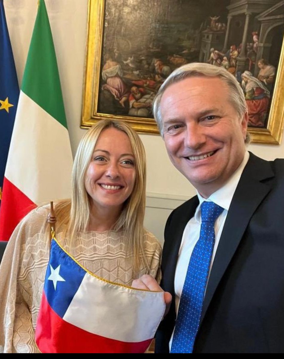 Y la Jara ninguneando el viaje de un líder visitando a la más grande líder de Europa y con nuestra bandera al frente!!!