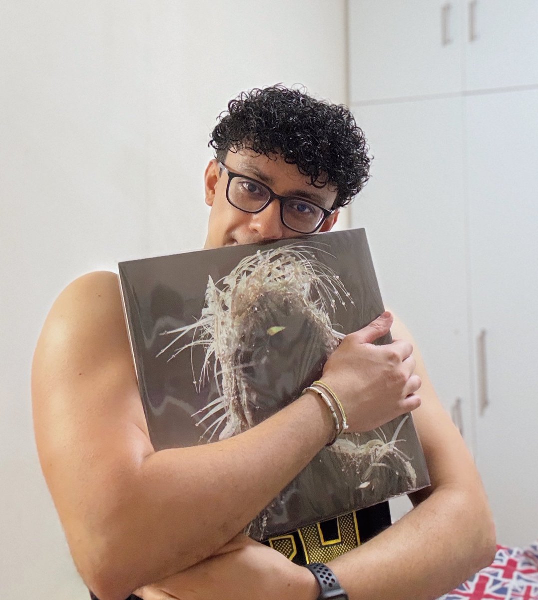 Achei simbólico que no dia do lançamento do deluxe, Algo Lindo chegou aqui em casa 🥹💙 love u, <a href="/MileyCyrus/">Miley Cyrus</a>