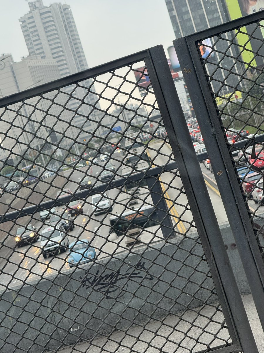 Call_me_Joacko's tweet photo. Accidente en la vía expresa, bus de metropolitano atropella a una persona, se genera cola de buses entre el estadio nacional y la estación central https://t.co/vXWSbMm1aN