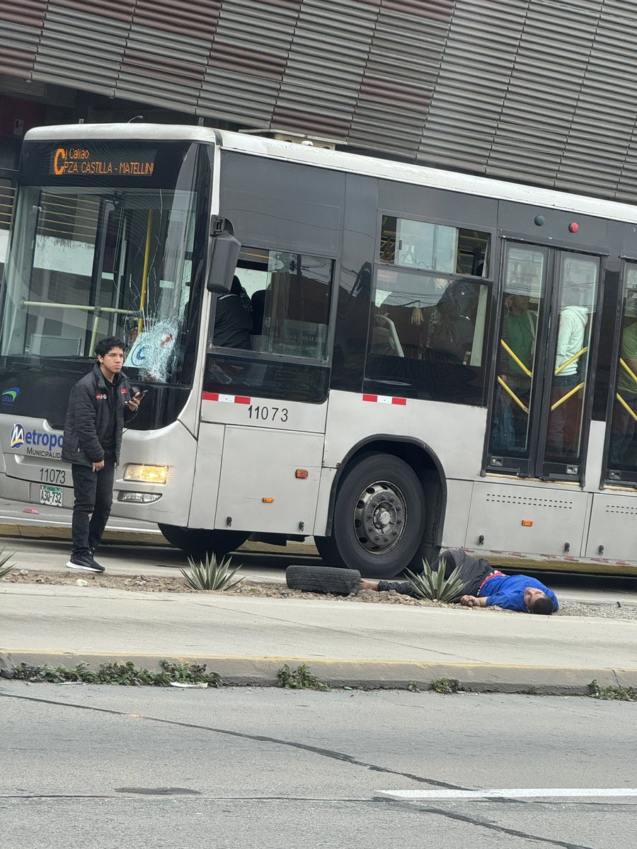 Call_me_Joacko's tweet photo. Accidente en la vía expresa, bus de metropolitano atropella a una persona, se genera cola de buses entre el estadio nacional y la estación central https://t.co/vXWSbMm1aN