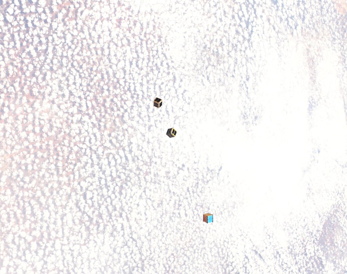 本当に嬉しそうに見える衛星くん達の写真も紹介しますね！
仲間の衛星くんと戯れ合ったり、駆け足の競争をしている様に見えて、とても癒されました。
各衛星の詳細などは、JAXAきぼう利用ネットワーク　<a href="/JAXA_Kiboriyo/">JAXAきぼう利用ネットワーク</a> さんから、情報があると思います。