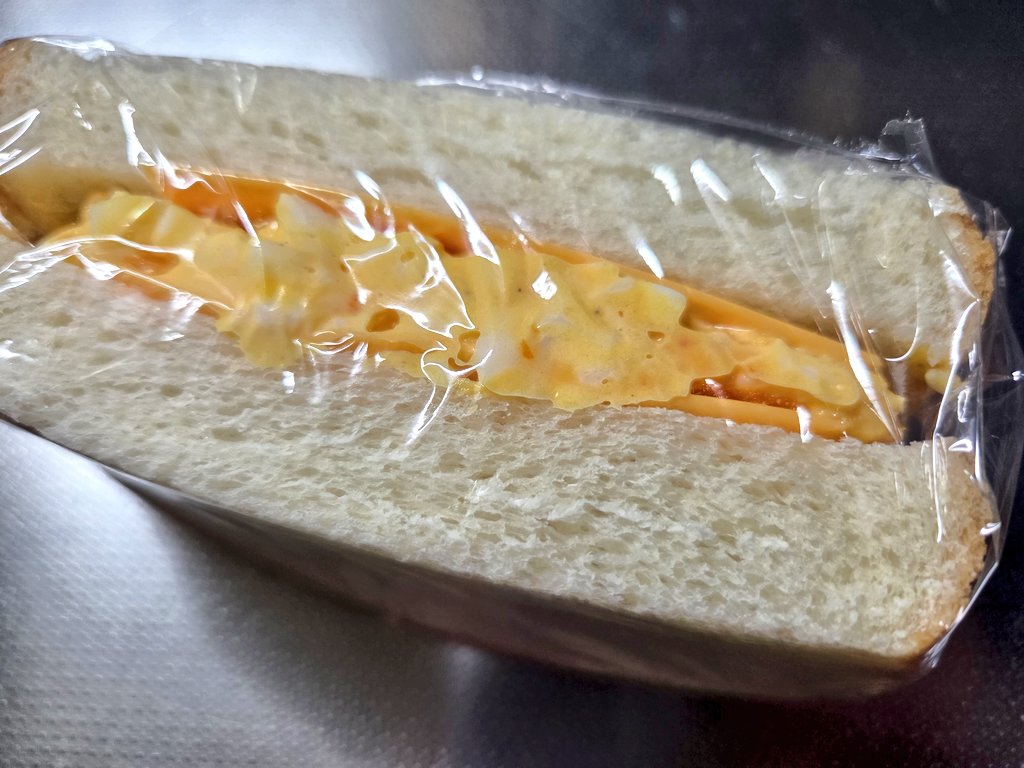 おはようございます土曜日☔
朝から雨だ！！！気圧ぅ！！！💥

今日は卵チーズサンド🥪
仕事頑張ります💪

#お弁当
#お弁当記録