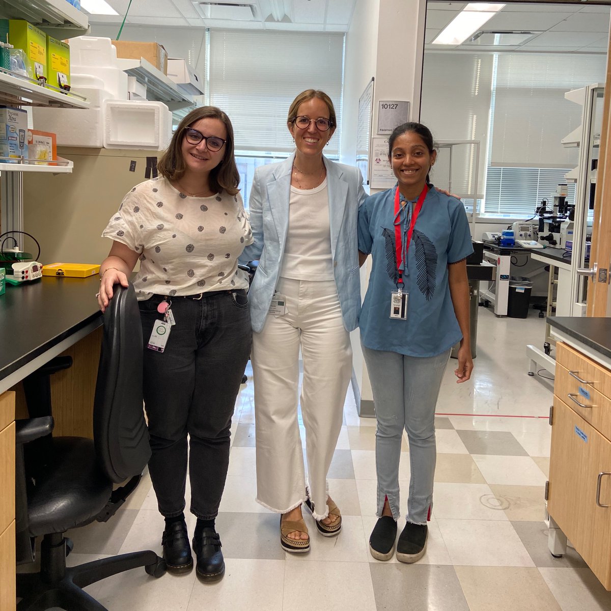 FarnersRiera's tweet image. Postdocs make research happen, and I feel so lucky to have these two wonderful scientists on our team. 3/3 @WashU_OBGYN #CRepHS