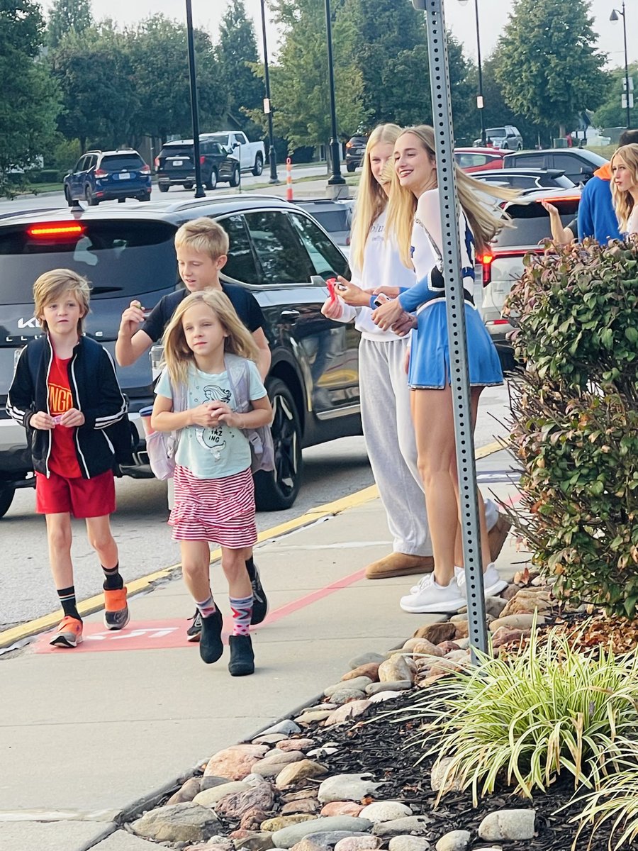 We had some visitors from <a href="/LHSJAYS/">Liberty High School</a> help with arrival this morning. #ShareTheGoodLPS