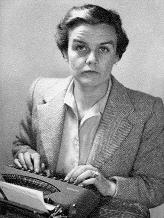 1. Como no la creían en su periódico, sacó el teléfono por la ventana para que su editor pudiese escuchar el sonido de las bombas.

Se encontraba en la frontera entre Polonia y Alemania y acababa de anunciar el comienzo de la II Guerra Mundial.