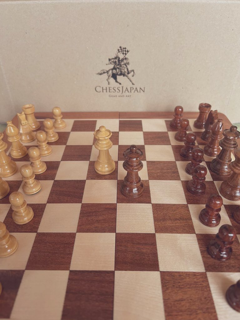 curiousity5_c's tweet image. 再掲の再掲の再掲。
@chessjapan2017 さんのチェスセット。
31㎝、オリジン。
寄木細工で磁石入り。旅行に便利。ナイトが可愛い。
某小説みたいに、僕の手に駒が馴染むまでは、かなりの時間がかかるだろうけど、長年の相棒として、大切にしていきたいな。