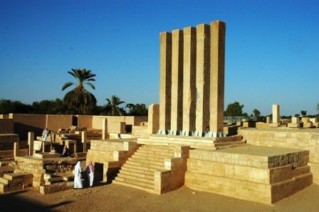 في زمن تهاوت فيه العواصم، وقفت مأرب وحيدة تواجه العاصفة. لم تكن تمتلك سوى الإرادة والرجال… لكنها صنعت الفارق، وحمت اليمن كله من السقوط.