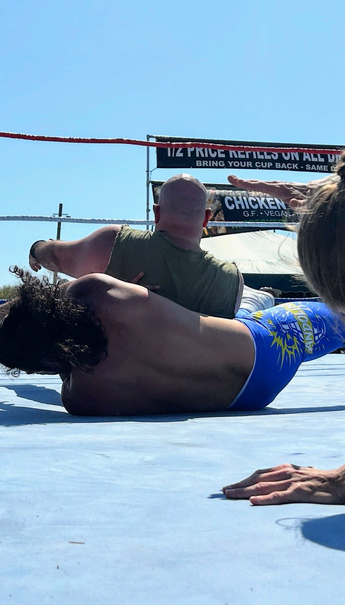 OatisUnc's tweet image. Antonio Andolini vs Sylvan at the FallFest Misquamicut beach. #thepotato #pww #ottp #centerring clapperapp.com/video/x9jVzMZj… via @theclapperapp