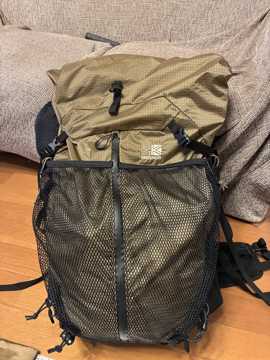 新しいザックを買った。
最近小屋泊デビューしたワタシ。
お店で色々試着させてもらい、1番背負い心地の良いやつにした。どうやら流行り物らしい。

実は、天蓋付きの、いかにも荷物背負って山登りいきます！って感じのやつに憧れていたが、違うやつになった。よろしく！相棒！