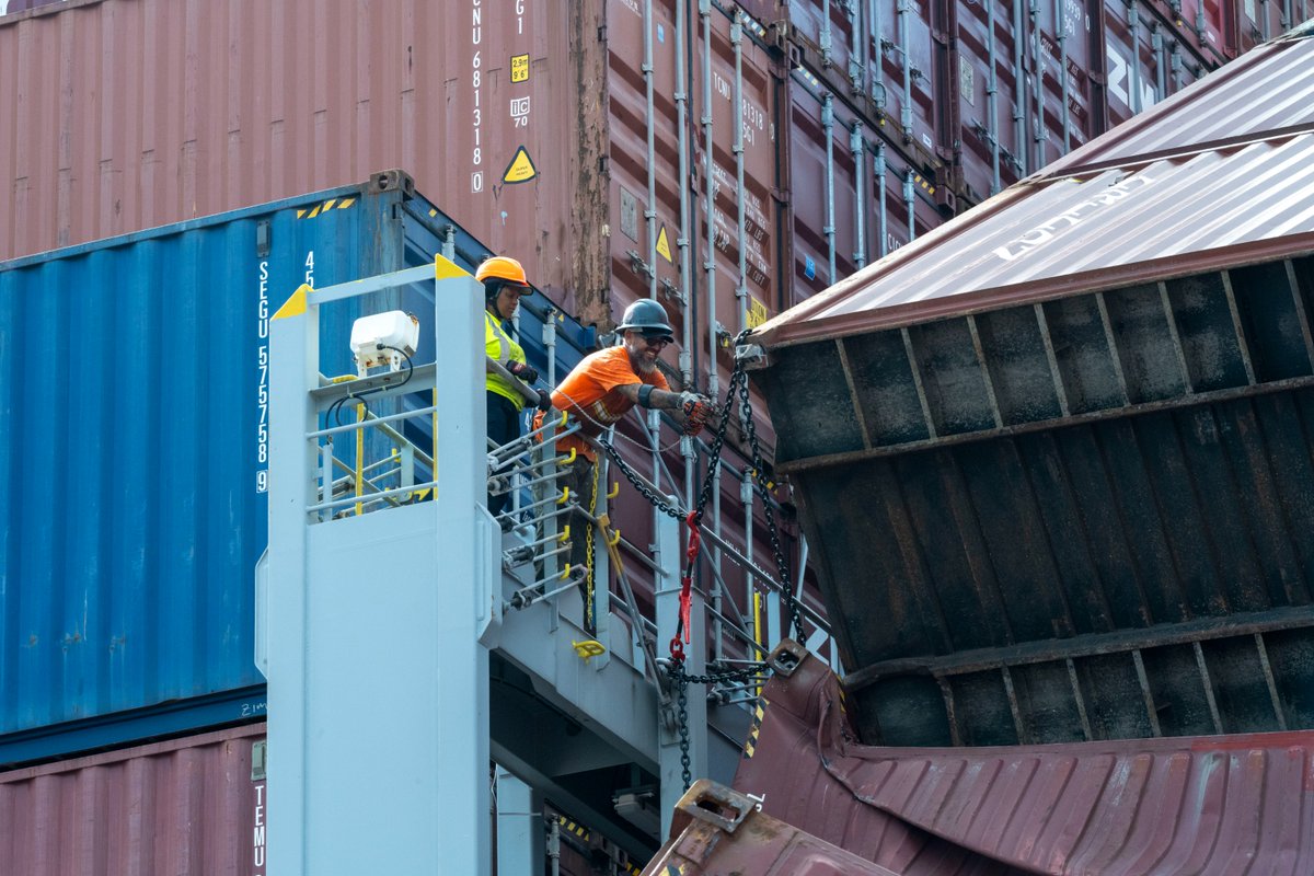 portoflongbeach's tweet photo. UPDATE: The Unified Command continues to make progress in salvage operations at the Port of Long Beach following the cargo vessel Mississippi container incident that occurred Tuesday, Sept. 9. Full details: https://t.co/jnvPVkyfQY https://t.co/gRLnQ79Uq4