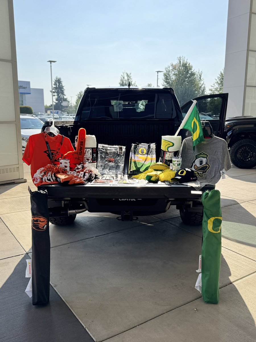 These Toyota Tacomas are Ducks and Beaver themed!

Who’s going to win? <a href="/GoDucks/">GoDucks</a> or <a href="/BeaverFootball/">Oregon State Football</a>? 💚 or 🧡

If you’re a hardcore fan, and you buy one of these Tacomas, you get your team’s swag, too!

#oregonducks #beavernation #osubeavers #goducks #tacomanation #salemoregon