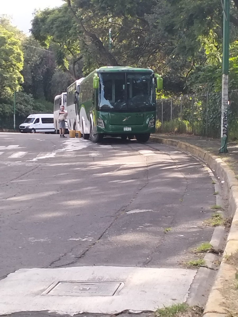 FuentesUnidad's tweet photo. @UCS_GCDMX Se solicita sanción y retiro de autobuses estacionados en camellón en Av fuentes Brotantes esquina Reynosa Col Fuentes Brotantes Alcaldía Tlalpan https://t.co/Lk5ZWHajTe