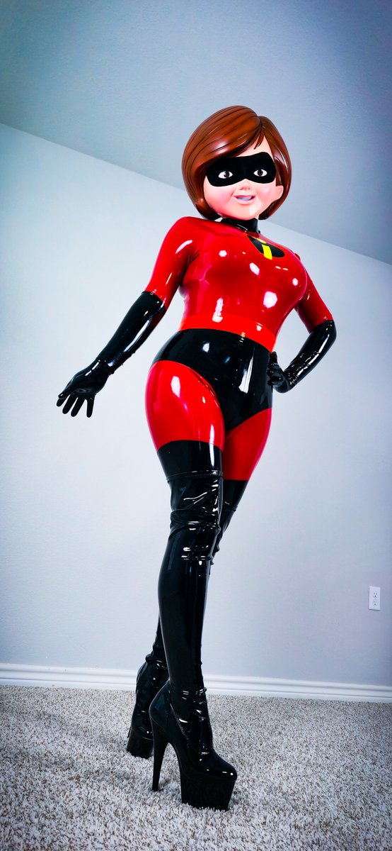 The weekend doesn’t stop Elastigirl~  latex suit on, mission ready! 💥✨

📸<a href="/gwenivere_kig/">Madame Gwen (madamegwenivere.bsky.social)</a>
🎭<a href="/StudioFractal/">STUDIOFRACTAL</a>

#キグルミ #コスプレ #美少女着ぐるみ #kigurumi #cosplay #cute #costume #mrsincredible #latex #rubber #catsuit #boots