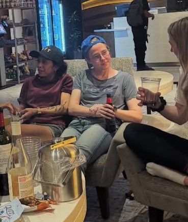 dttbinapt23's tweet image. I JUST SCREAMED AND THREW MY PHONE. TAYLOR??????,,