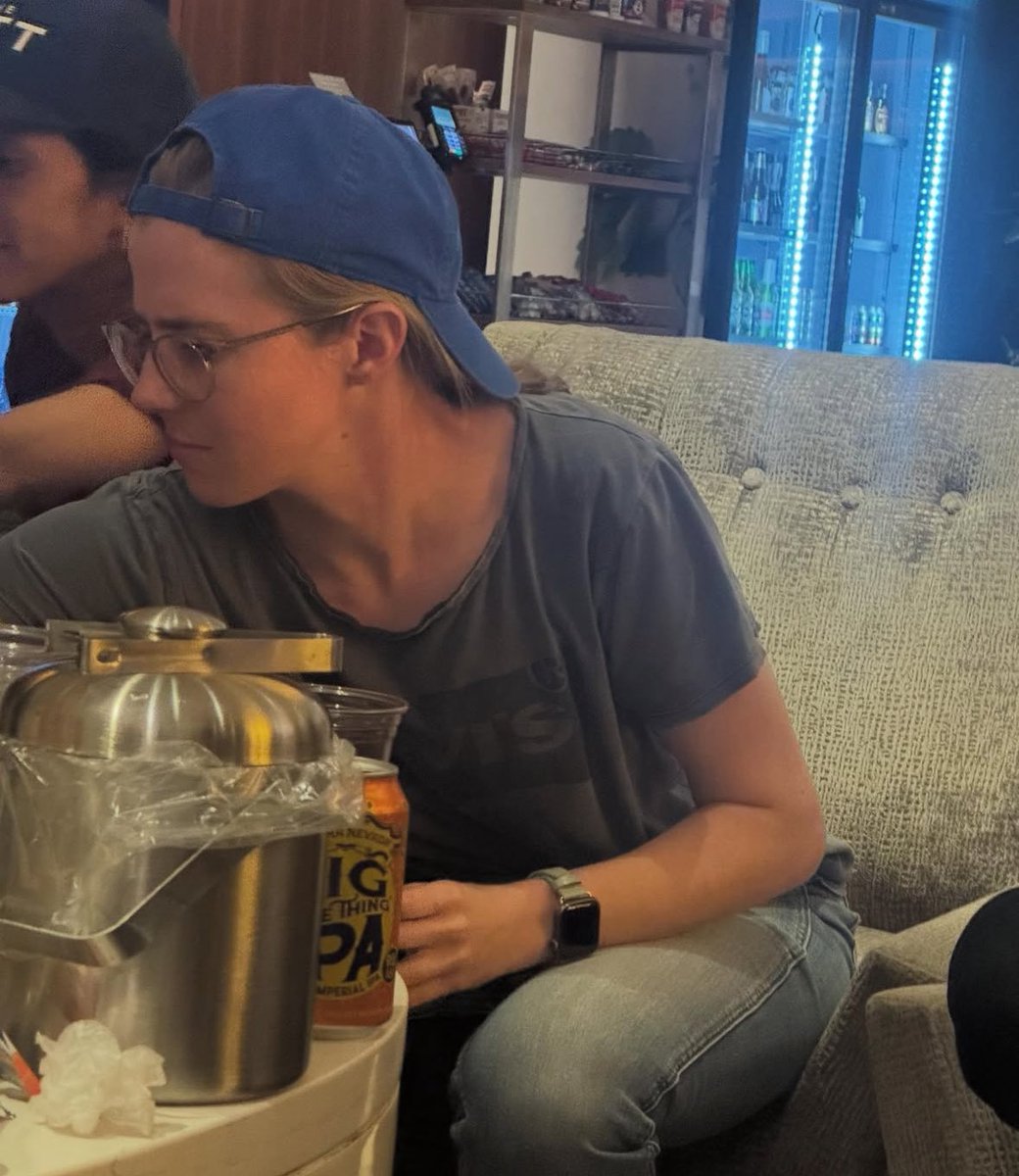 dttbinapt23's tweet image. I JUST SCREAMED AND THREW MY PHONE. TAYLOR??????,,