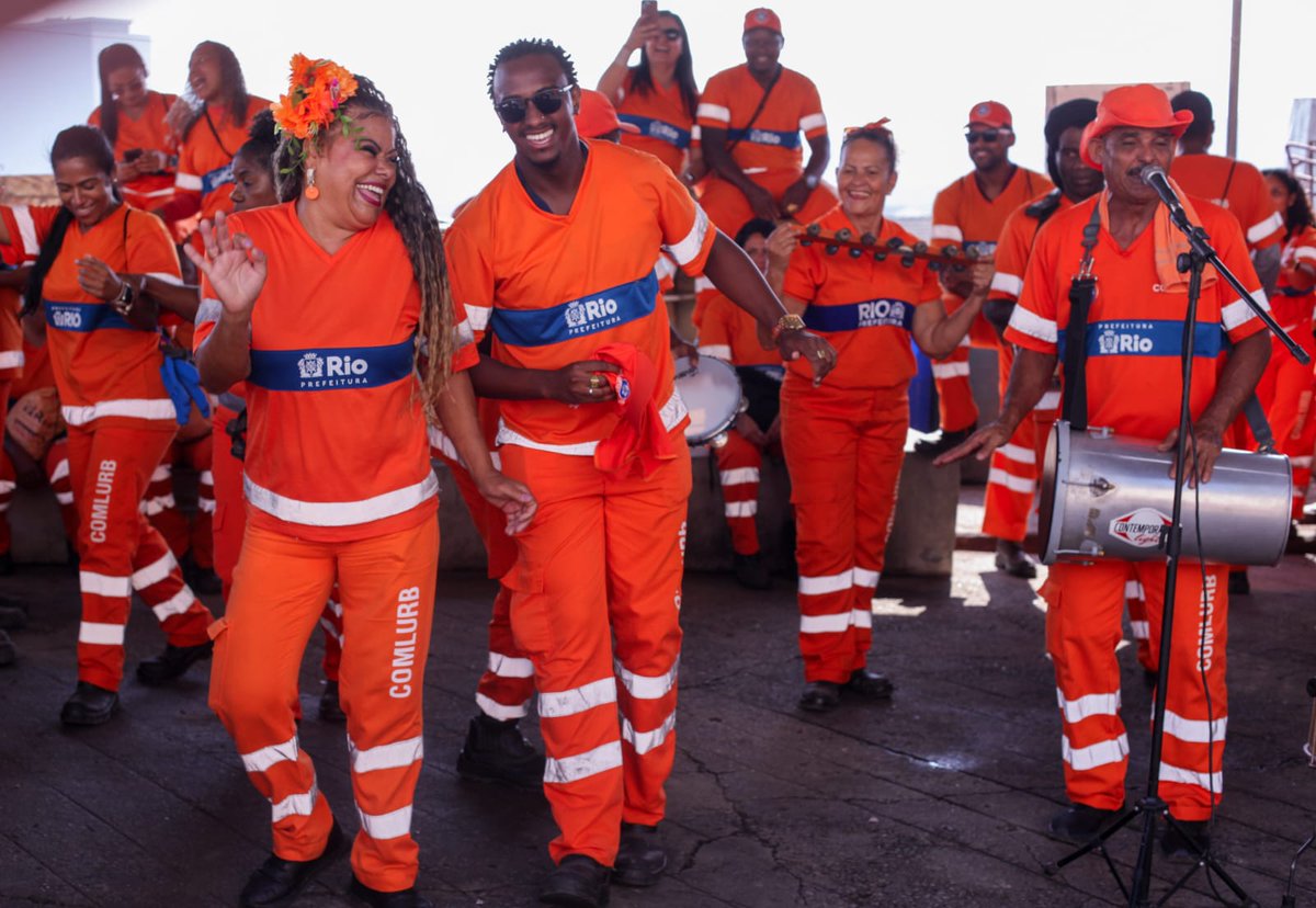 Estive na inauguração do Gari Comunitário do São Carlos, no Estácio, com o vereador <a href="/SalvinoOliveir1/">Salvino Oliveira</a> e o presidente da  <a href="/comlurbcomunica/">COMLURB</a>, Jorge Arraes.

Parabéns ao prefeito <a href="/eduardopaes/">Eduardo Paes</a> por levar mais limpeza e qualidade de vida à cidade.

Começamos a sexta com samba no pé.