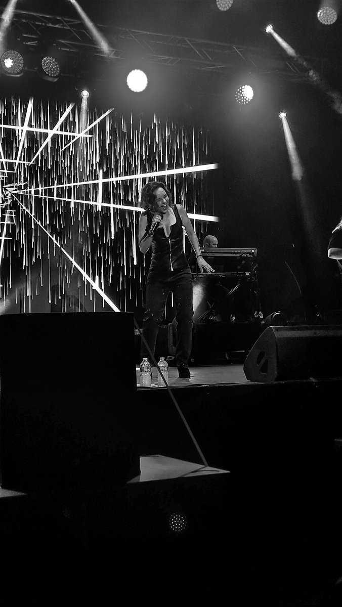 la voz de mi vida🌟
tú, que das calma en tempestad.
tú, que me haces llorar de emoción y sonreír de oreja a oreja.
sé que te pedimos siempre muchas cosas, pero de corazón te digo: vuelve pronto a los escenarios. me haces TAN feliz que ni te lo imaginas. te quiero❤️ <a href="/Chenoa/">Chenoa</a>