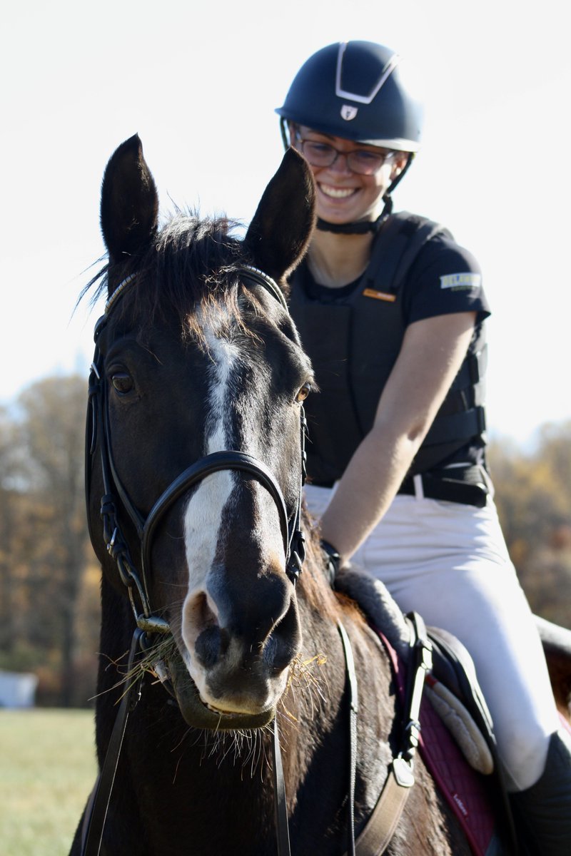 We absolutely love this about TAYLOR PRITCHETT: 
"I have been riding for ten years but am new to the racing industry. I have grown to love the racing industry and have always had a love for Thoroughbreds."

therealridercup.com/competitor/tay…

#JumpOn! 🏇🏆