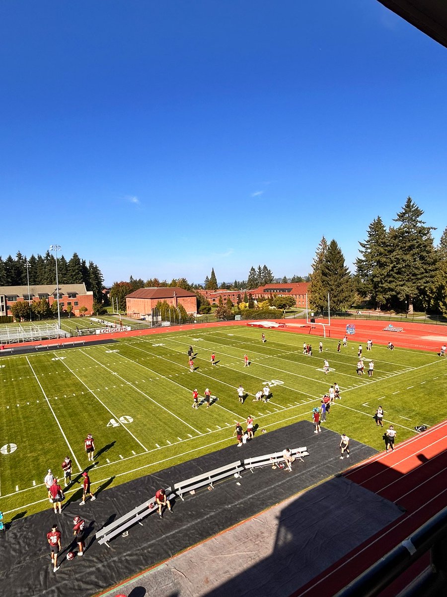 jeffthomas4's tweet image. Grateful to have the only grass field in the conference.  Need a great student section tomorrow at 1pm.  

#ItNeverRainsInTacoma
