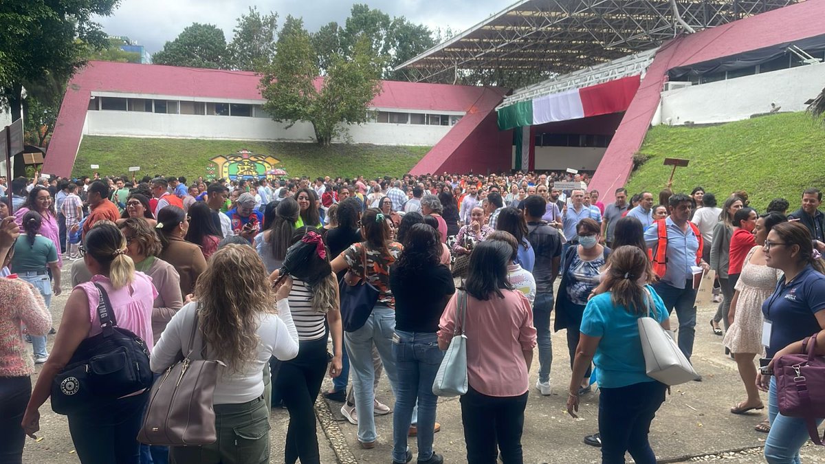 insistemx's tweet photo. 🚨 Hoy INSISTE participó en el #SimulacroNacional desde la Secretaría de Educación de Veracruz.
Comprometidos con la seguridad y el bienestar de las y los trabajadores de la educación.

#INSISTE #UnidadSindical #EducaciónVeracruz https://t.co/PKdaKRpANM