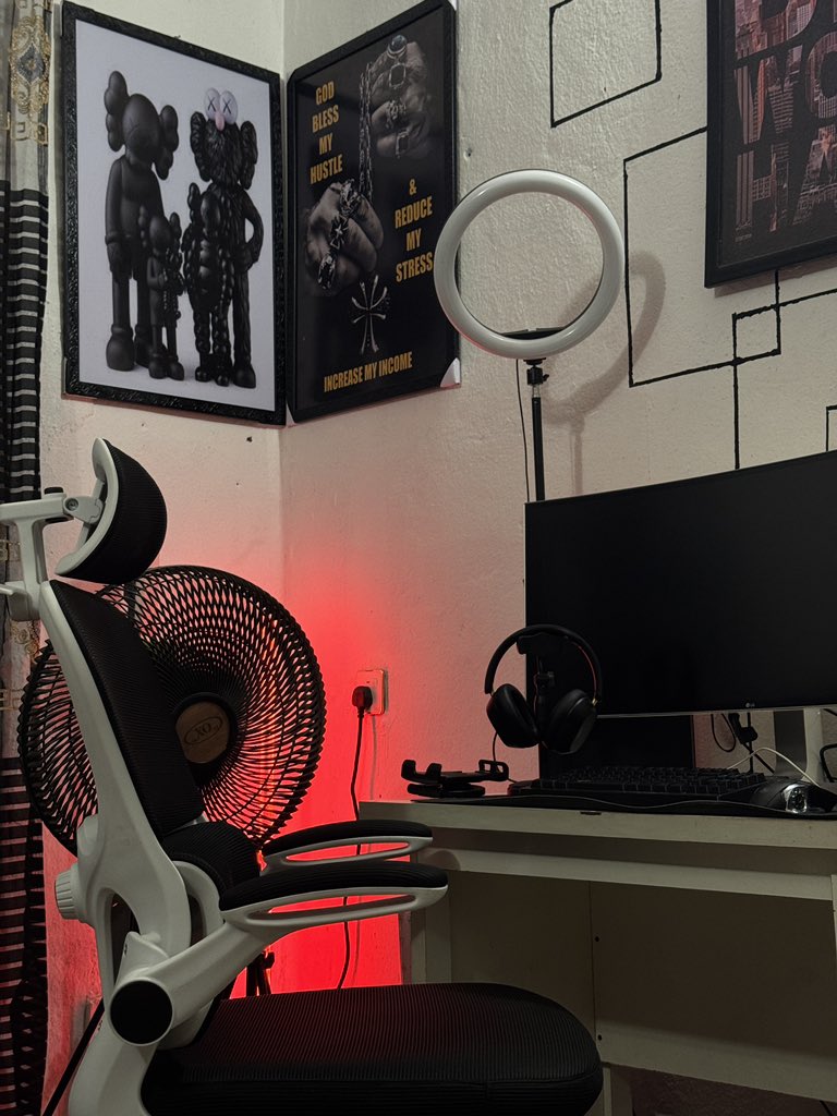 Don't chase, don't beg, don't stress, don't be desperate, just relax. When you relax, it will come to you. Make your wants want you. 💯