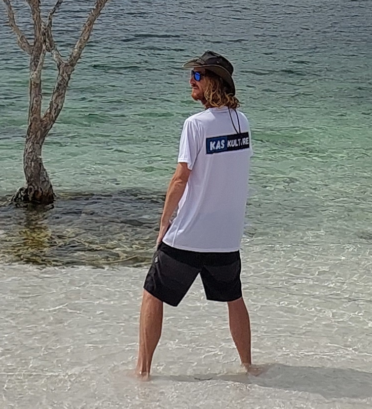 testnet420's tweet photo. 🚨 Quick Update 🚨

I’m rocking the Kulture T-Shirt I won for minting the #1 Kaskulture NFT 👕🔥
Big thanks to the @KasKulture team — this is officially my new favourite shirt 😍

The #2 Kulture NFT is still waiting to be minted… and only 169 left in total! Don’t miss it.
Holders also get rewards & discounts, plus there’s a brand-new T-shirt design just released that looks awesome.

👉 Mint here: https://t.co/ACK0sKtdhg

#Kaspa #Kulture #NFTs