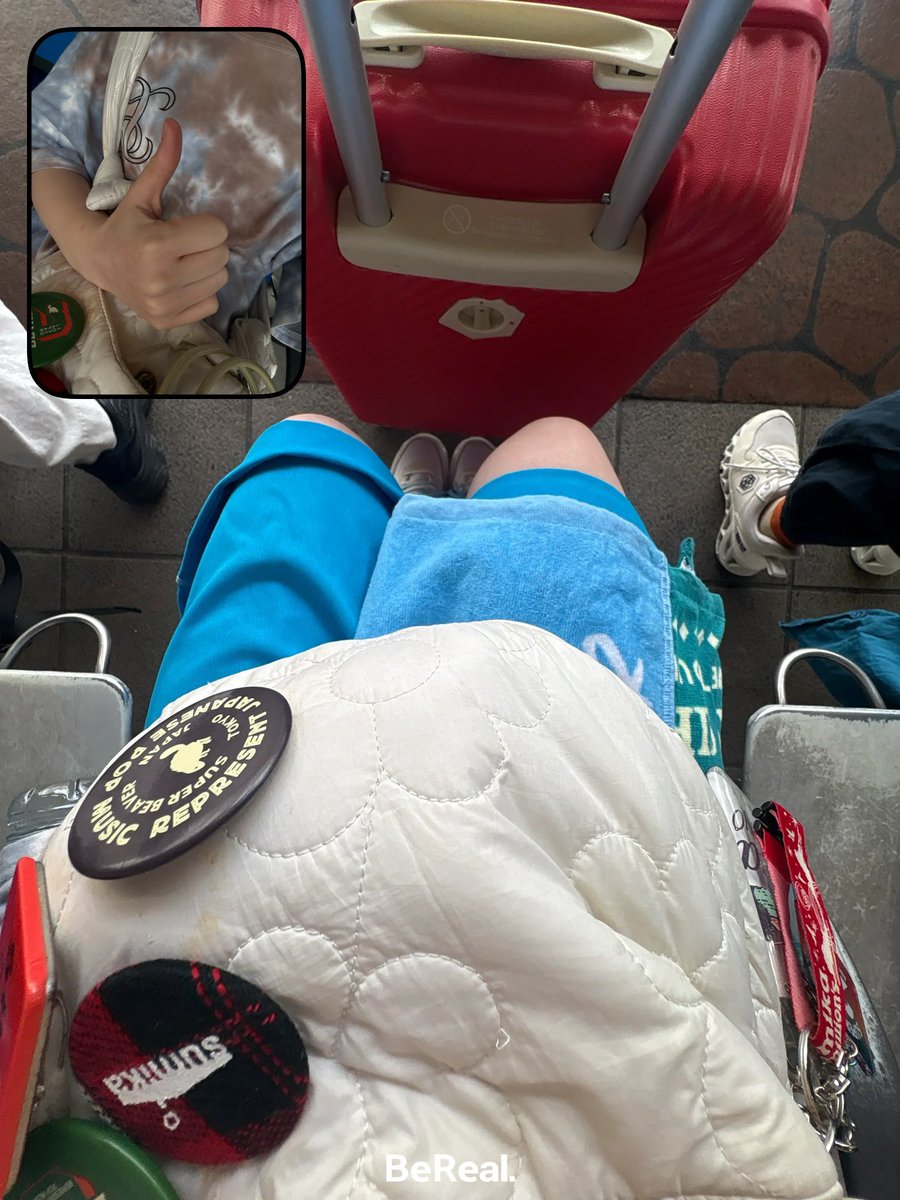 全身水色に赤のキャリーケースで向かっております！
視線が痛いけど好きな服着て好きな人と好きなこと楽しむんだーーー！！！！