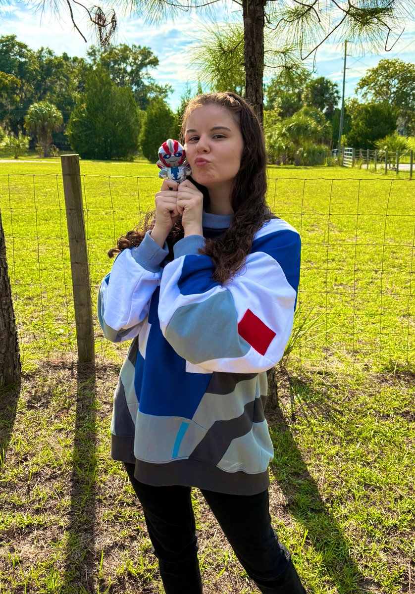skybiie_art's tweet photo. I had my mom take pics of me the other day for my birthday because the Smokescreen was Smokescreening 🫶🫶
Hoodie: @OroroNebbia
Plushie: @/angel_artist__ (insta)
I look scuffed but shhh
#transformers #transformersprimesmokescreen https://t.co/DzT7Eo15Cw