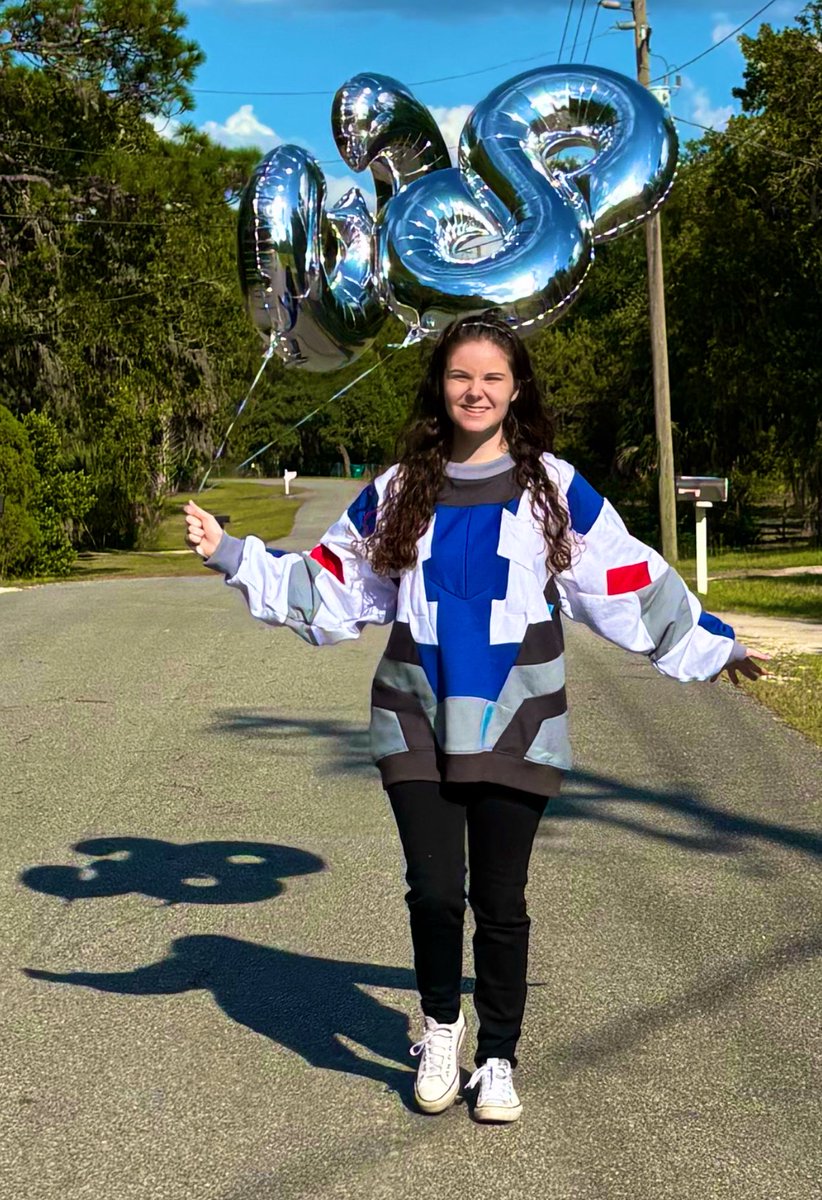 skybiie_art's tweet photo. I had my mom take pics of me the other day for my birthday because the Smokescreen was Smokescreening 🫶🫶
Hoodie: @OroroNebbia
Plushie: @/angel_artist__ (insta)
I look scuffed but shhh
#transformers #transformersprimesmokescreen https://t.co/DzT7Eo15Cw