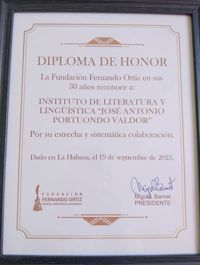 📜 Nuestro #ILLdeCuba recibió este viernes un Diploma de Honor de la Fundación Fernando Ortiz, en el contexto de su 30.º aniversario, como reconocimiento a la «estrecha y sistemática colaboración» entre ambos centros. 
1/3