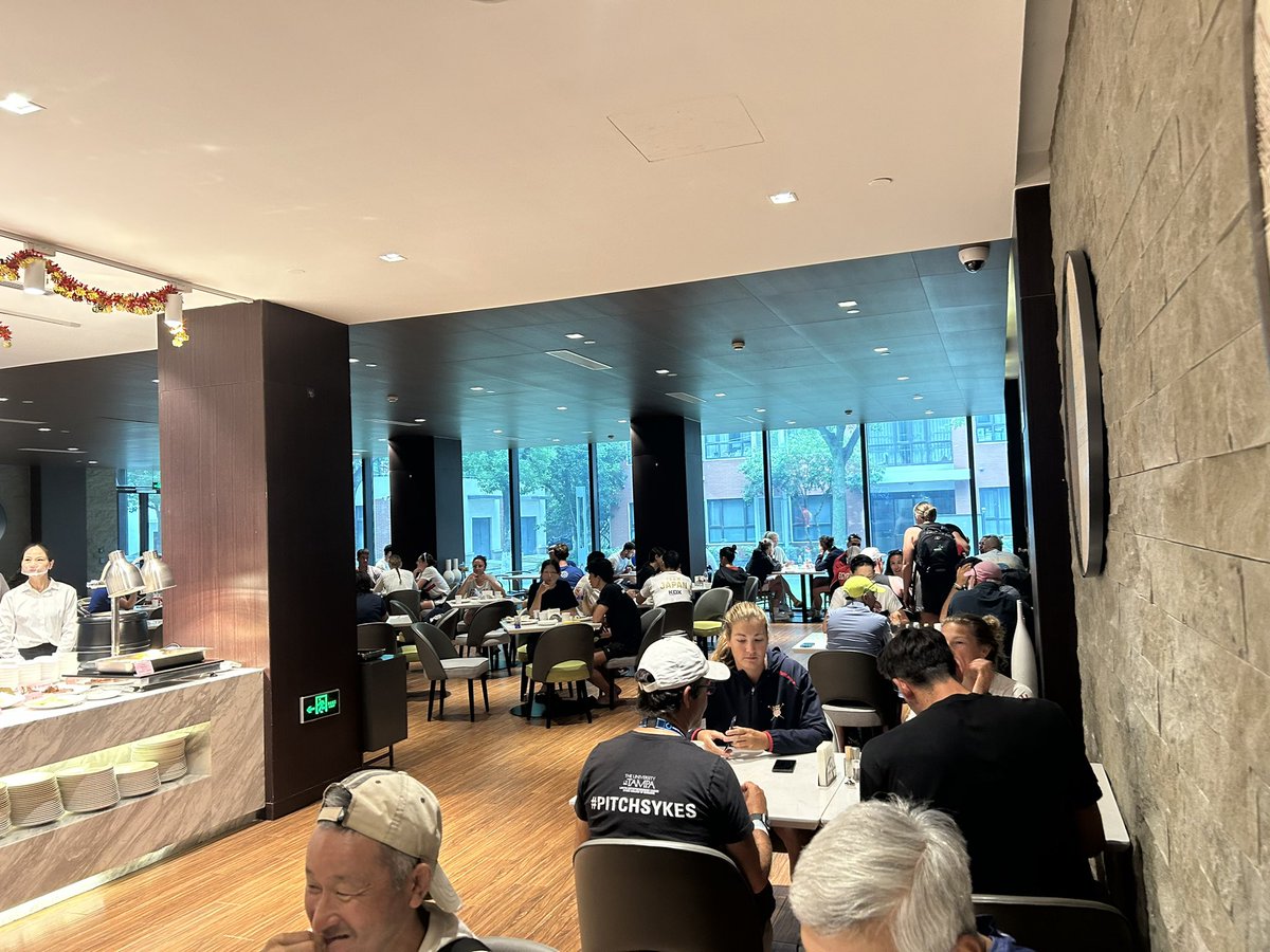 今日は朝食会場がいつもと違いました🍴

出場する国はほとんど現地入りしたのではないでしょうか？
周りを見渡すとライバルばかりです💪