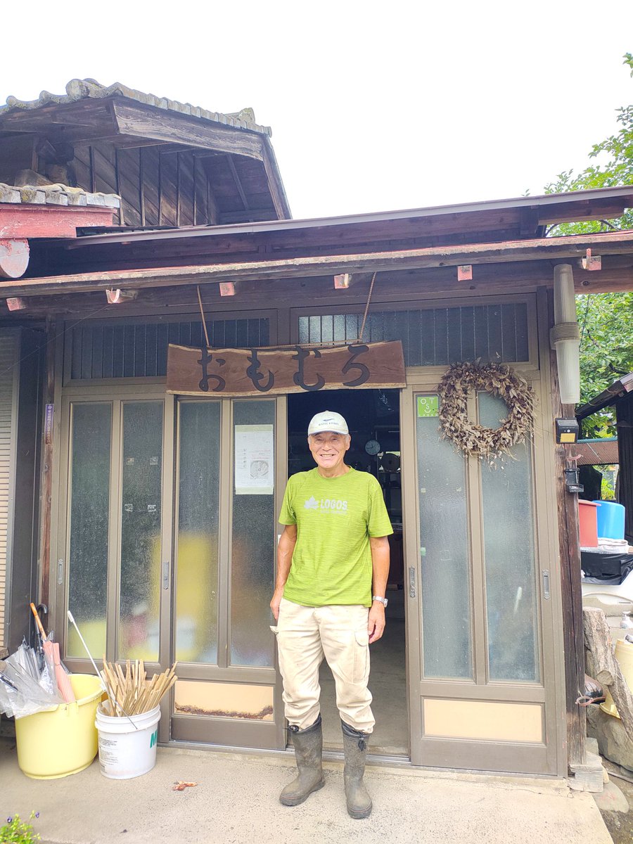 hoshigakisummit's tweet photo. 八王子市の小津倶楽部を見学。
​山に囲まれた古民家「おもむろ」で、以前みんなで作った200個の干し柿が、一晩で猿の群れに食べ尽くされた話を聞きました😭ショックすぎる！

そんな新たな課題を知り、引き続き​八王子・高尾エリアで11-12月お借りできる古民家の軒下、縁側情報を募集してます！🙏🏻 https://t.co/8nQtpMYUab