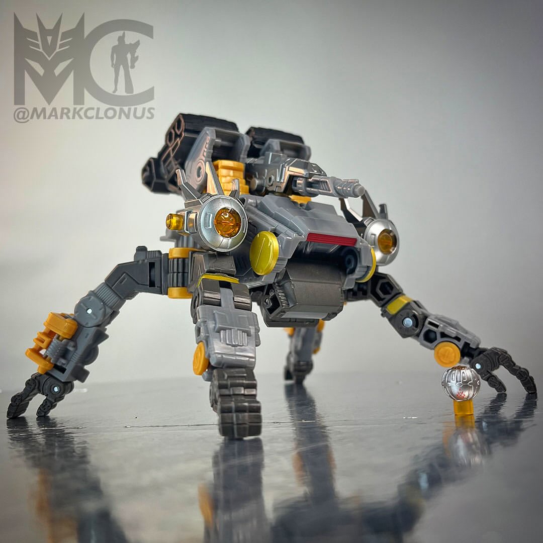 TFHypeGuy's tweet image. AOTP Voyager Amalgamous Prime IN HAND IMAGES!
Where do I even begin with this monster of a figure!
Look at all the modes and playability and customization that can be done. I have to upload all the pictures as 4 does not do it justice!
Via Designer Mark Maher on Instagram!
