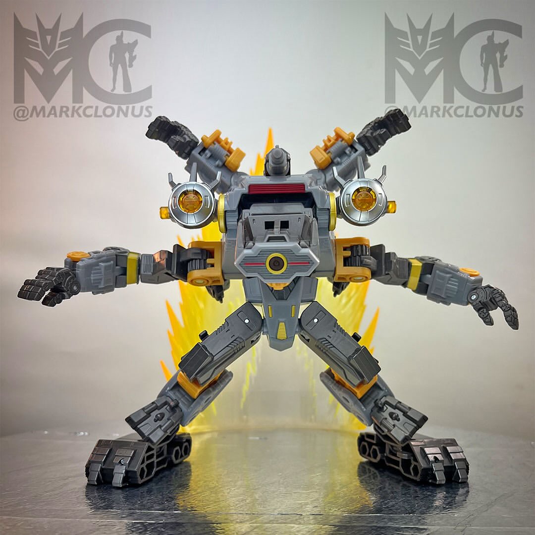 TFHypeGuy's tweet image. AOTP Voyager Amalgamous Prime IN HAND IMAGES!
Where do I even begin with this monster of a figure!
Look at all the modes and playability and customization that can be done. I have to upload all the pictures as 4 does not do it justice!
Via Designer Mark Maher on Instagram!
