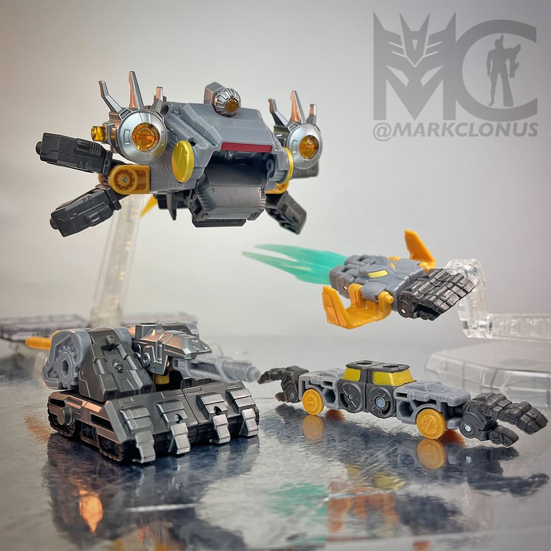 TFHypeGuy's tweet image. AOTP Voyager Amalgamous Prime IN HAND IMAGES!
Where do I even begin with this monster of a figure!
Look at all the modes and playability and customization that can be done. I have to upload all the pictures as 4 does not do it justice!
Via Designer Mark Maher on Instagram!