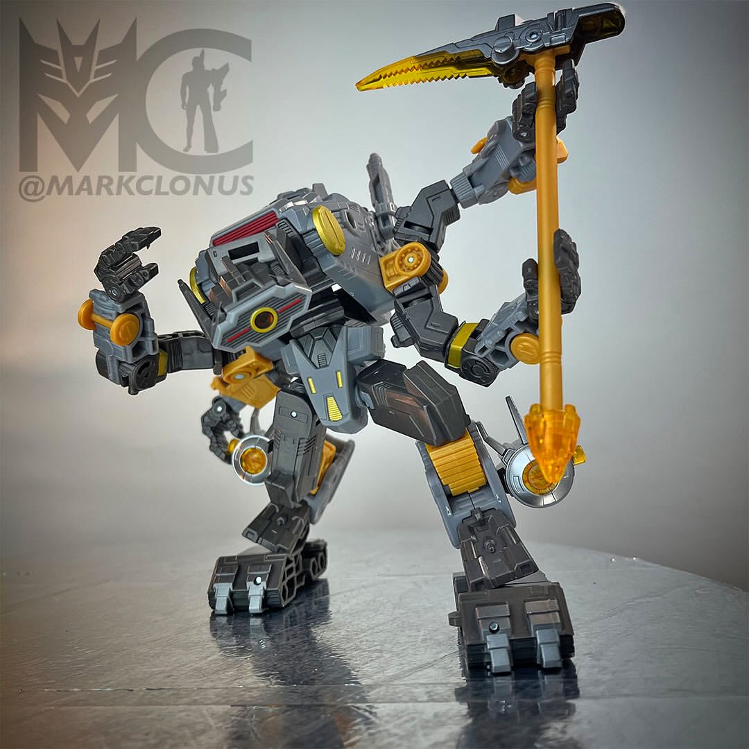 TFHypeGuy's tweet image. AOTP Voyager Amalgamous Prime IN HAND IMAGES!
Where do I even begin with this monster of a figure!
Look at all the modes and playability and customization that can be done. I have to upload all the pictures as 4 does not do it justice!
Via Designer Mark Maher on Instagram!