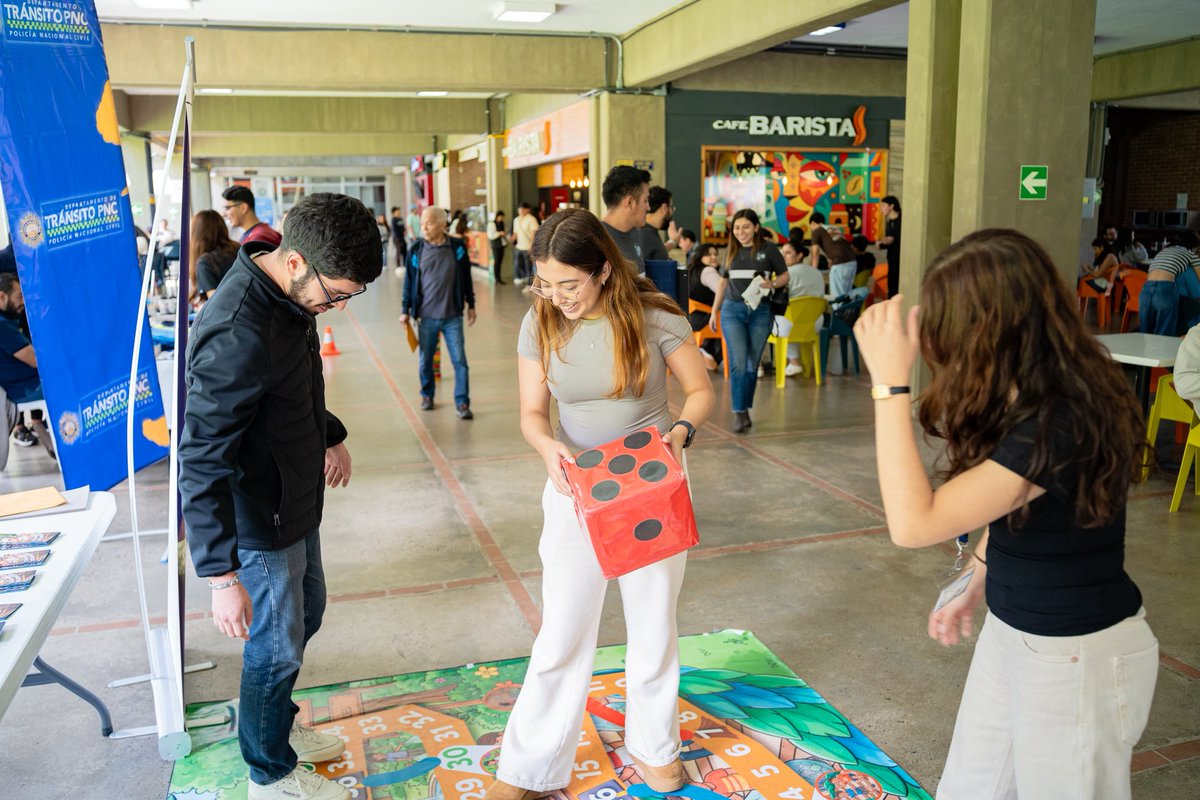 sescgob's tweet photo. Durante la Feria de Prevención de la Universidad Rafael Landívar, promovimos el servicio cívico como una forma de participación de la juventud y formación de liderazgos transformadores para nuestro país. 
#YomeMuevoporGuate #SESCenAcción https://t.co/9qJSxOpJkf