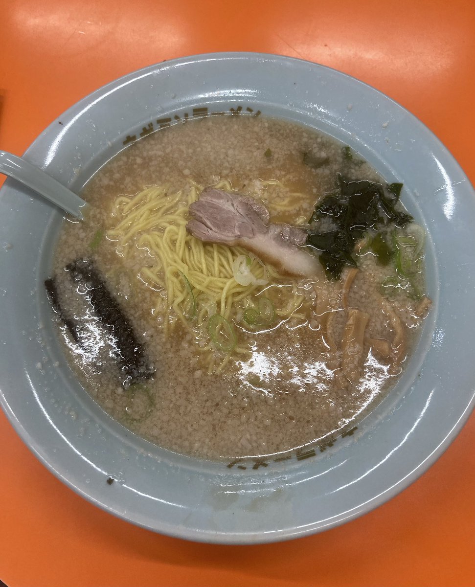 長岡　ラーメンショップ
ラーメン

久しぶりのラーショ。サービスデーは激混みですね……ここだけはニンニク入れて食べます。安定の美味さ☺︎

#新潟ラーメン