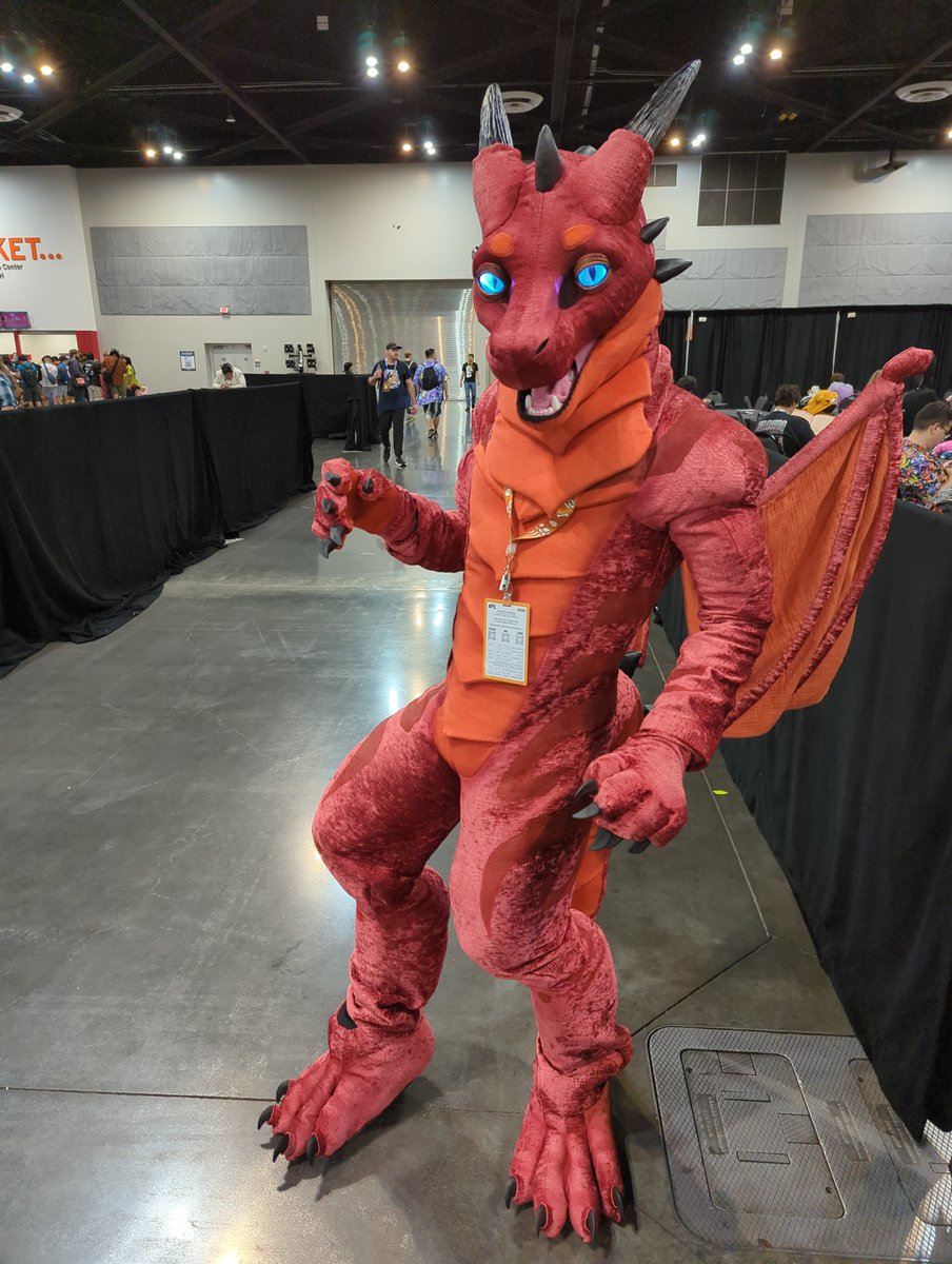 Dragoning around #AFC2025 
📸 <a href="/nightdragon0/">Hyshaji Nightdragon</a> 
#FursuitFriday