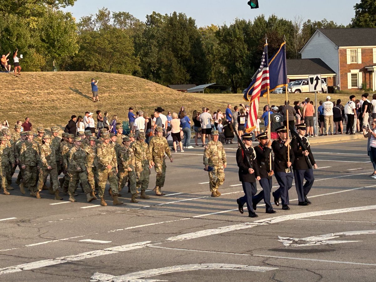 TheKCSD's tweet image. The Taylor Mill community is out to support ⁦@ScottEagles⁩ ⁦@shseagles⁩ It’s Homecoming tonight! Good luck to the Eagles #TeamKenton