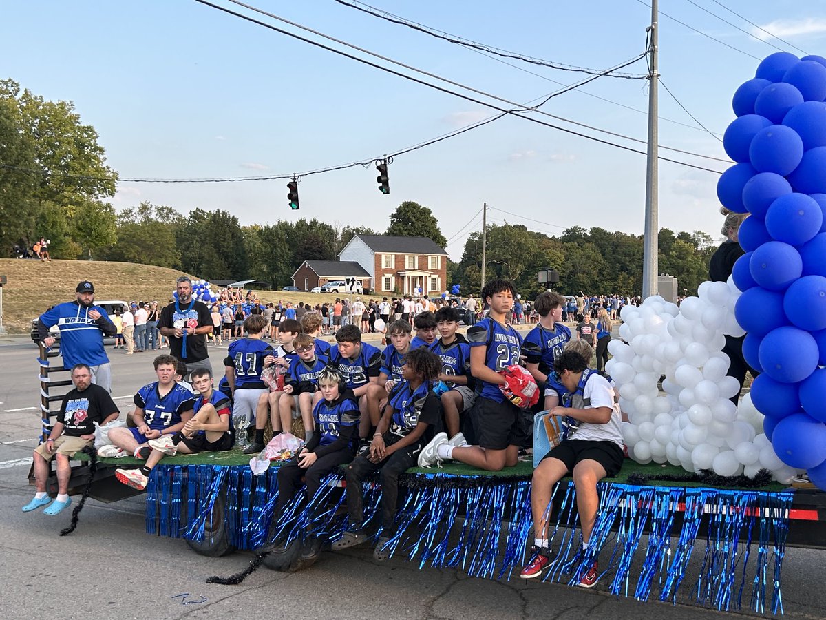 TheKCSD's tweet image. ⁦@wmswildcat⁩ ⁦@TME_tigers⁩ Woodland Middle School and Taylor Mill Elementary taking part in the Scott High School Homecoming parade #TeamKenton