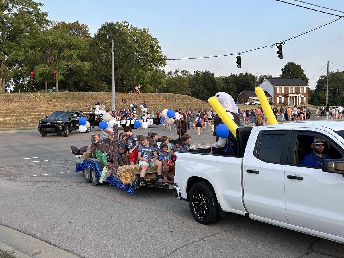 TheKCSD's tweet image. ⁦@wmswildcat⁩ ⁦@TME_tigers⁩ Woodland Middle School and Taylor Mill Elementary taking part in the Scott High School Homecoming parade #TeamKenton