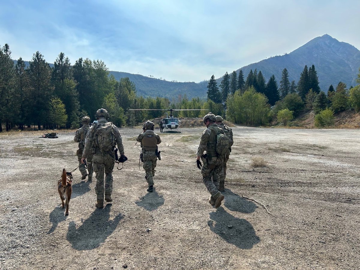 USMarshalsHQ's tweet photo. USMS SOG and U.S. Border Patrol BORSTAR found remains believed to be Travis Decker, suspected of kidnapping his daughters in May.

https://t.co/IRinmvk7wT

#USMarshals https://t.co/UQ4dU7nssc