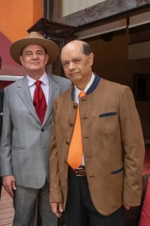 Son dos malparidos ladrones.